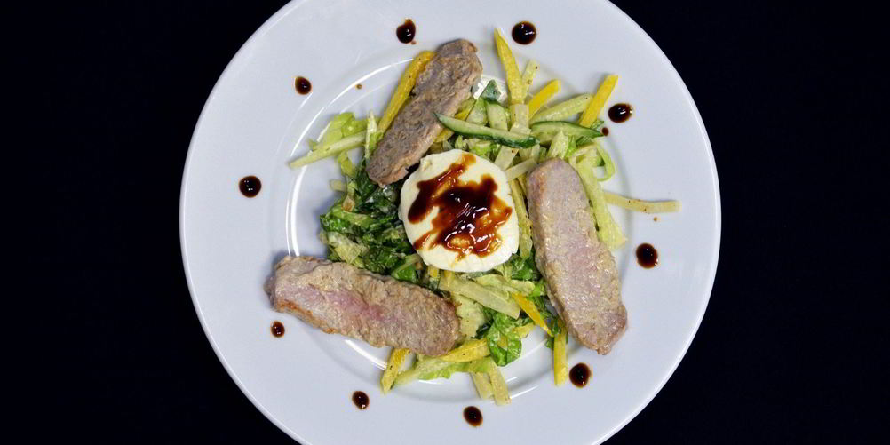 Рецепт салат с тунцом в хрустящей корочке и сладким перцем