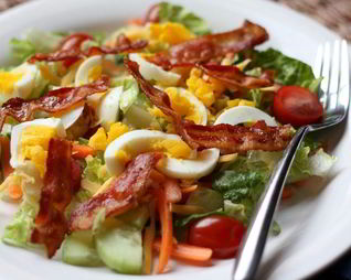 Салат с жареным беконом