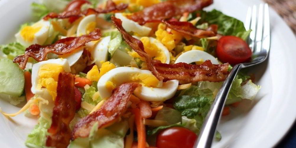 Рецепт салат с жареным беконом