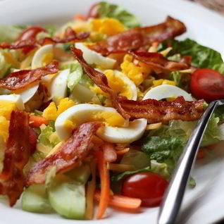 Салат с жареным беконом