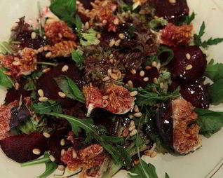 Салат со свеклой, инжиром и кедровыми орешками