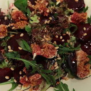 Салат со свеклой, инжиром и кедровыми орешками