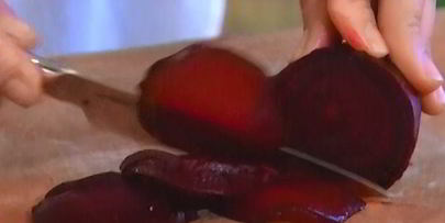 салат со свеклой, инжиром и кедровыми орешками