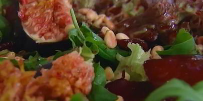 салат со свеклой, инжиром и кедровыми орешками