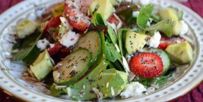 шпинатный салат с клубникой и авокадо