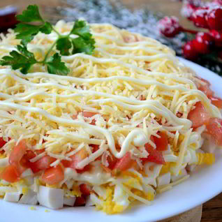 Слоеный салат с крабовыми палочками