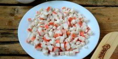 слоеный салат с крабовыми палочками