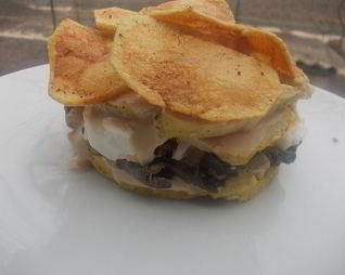 Слоеный салат с курицей и чипсами в пикантной заправке