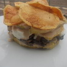 Рецепт Слоеный салат с курицей и чипсами в пикантной заправке