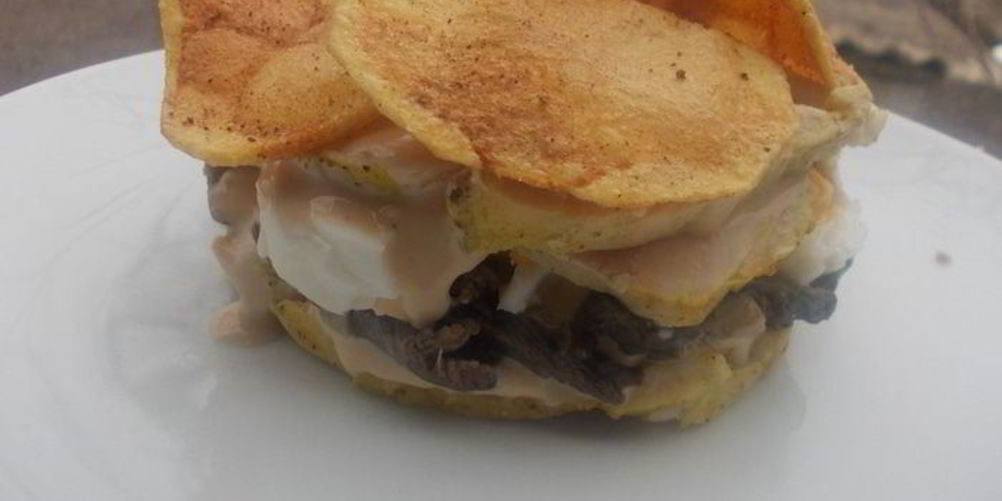 Рецепт слоеный салат с курицей и чипсами в пикантной заправке