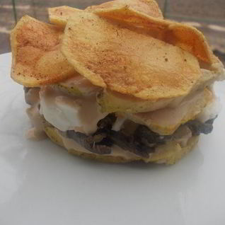 Слоеный салат с курицей и чипсами в пикантной заправке