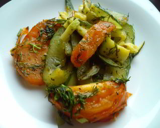 Теплый салат из овощей с молодым картофелем