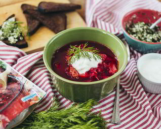 Борщ из говядины с гренками из бородинского хлеба со смальцем