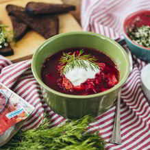 Рецепт Борщ из говядины с гренками из бородинского хлеба со смальцем