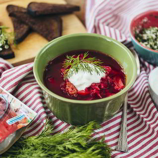 Борщ из говядины с гренками из бородинского хлеба со смальцем