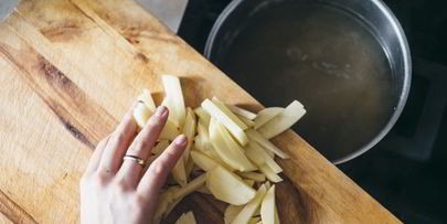 борщ из говядины с гренками из бородинского хлеба со смальцем