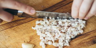 борщ из говядины с гренками из бородинского хлеба со смальцем