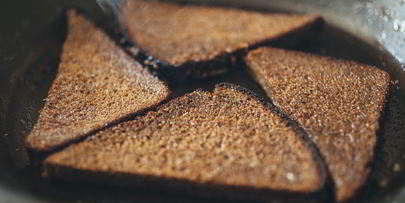 борщ из говядины с гренками из бородинского хлеба со смальцем