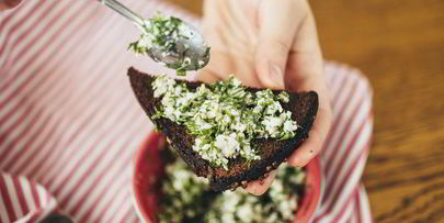 борщ из говядины с гренками из бородинского хлеба со смальцем