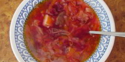 борщ с тушенкой и помидорами