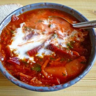 Классический борщ со свеклой и свиными ребрышками