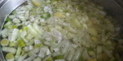 зеленый борщ с консервированным щавелем