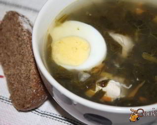 Зеленый борщ с конским щавелем на куриных грудках