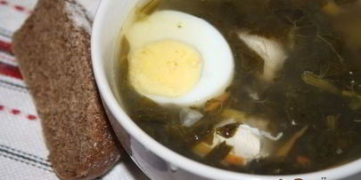 зеленый борщ с конским щавелем на куриных грудках