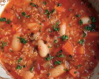 Густой суп из киноа и белой фасоли