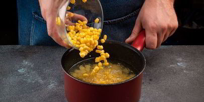 кукурузный суп с крабовыми палочками