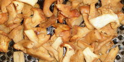 куриный суп из цветной капусты с лесными грибами