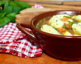 Летний суп с рисовыми клецками