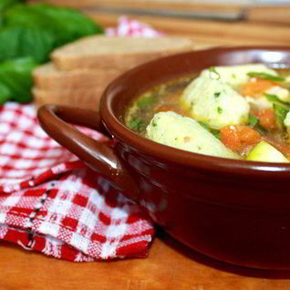 Летний суп с рисовыми клецками