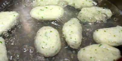 летний суп с рисовыми клецками