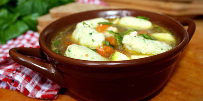 летний суп с рисовыми клецками