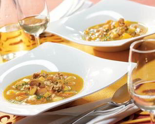 Морковно-манговый суп с грильяжем из орешков и чили