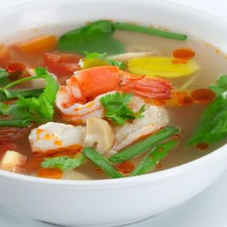 Острый суп Том Ям с креветками и зеленью