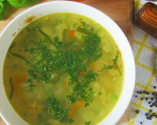 Постный суп с вермишелью, картофелем и зеленым горошком