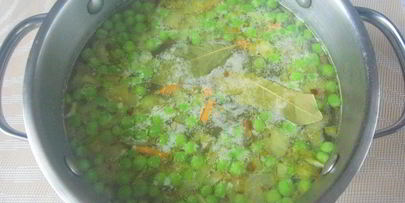 постный суп с вермишелью, картофелем и зеленым горошком