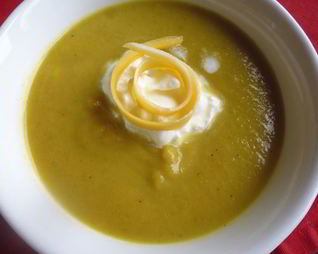 Прохладный летний суп из цуккини и лука-порея