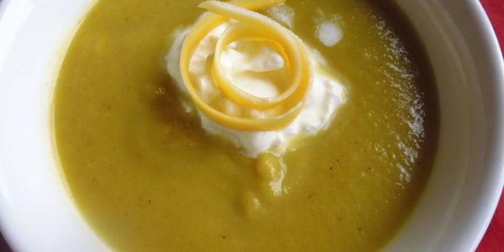 Рецепт прохладный летний суп из цуккини и лука-порея