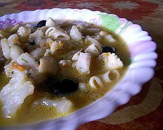 Рыбный суп с цветной капустой и маслинами