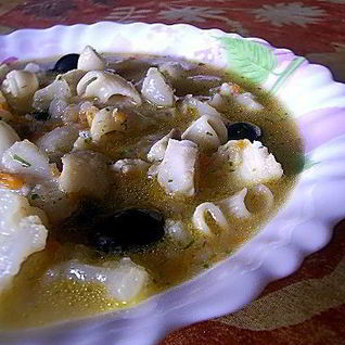 Рыбный суп с цветной капустой и маслинами