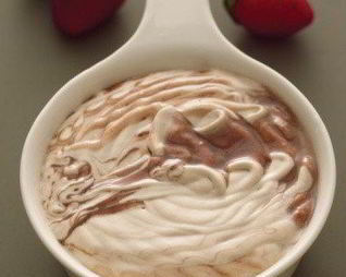 Шоколадный суп с мороженым и свежей малиной