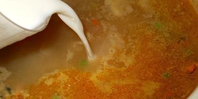 сливочный суп из морепродуктов с горошком