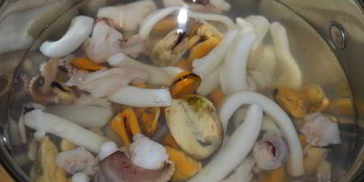 сливочный суп из морепродуктов с горошком