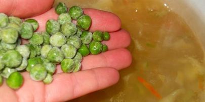 сливочный суп из морепродуктов с горошком