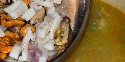 сливочный суп из морепродуктов с горошком