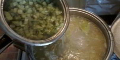 суп c солеными огурцами