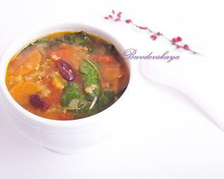 Суп из киноа, фасоли и шпината